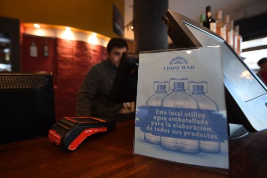 A sign for costumers reads, “This business uses bottled drinking water to make all of its products,” at a restaurant in Montevideo, Uruguay, on July 10, amid a severe drought that caused a water crisis in the country.