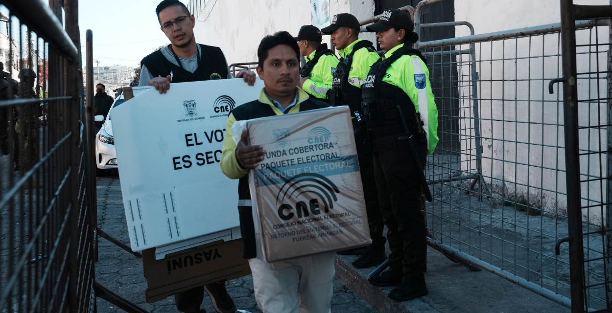 Trabajadores del Consejo Nacional Electoral llevan materiales electorales a la prisión El Inca, para los detenidos que no están condenados pero cuyos casos están en proceso, para votar anticipadamente en las elecciones presidenciales de Quito, Ecuador, el jueves 17 de agosto de 2023.