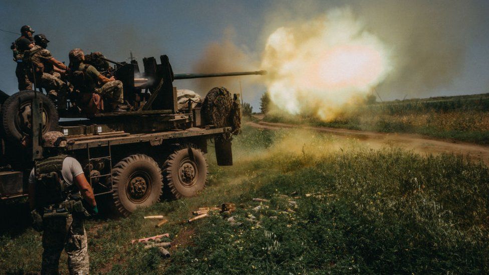 Ukrainians fire artillery at Russian positions near Bakhmut