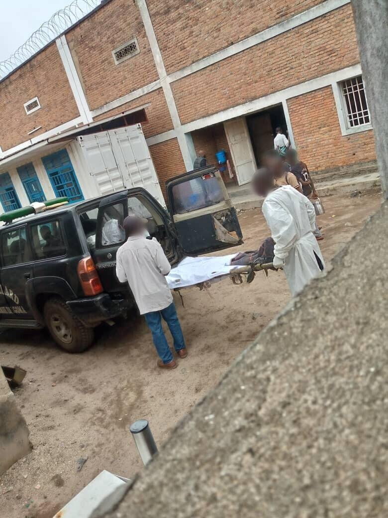 Photo shared in WhatsApp groups since October 5, showing the outside of Goma central prison, where people appear to be removing the body of a detainee.