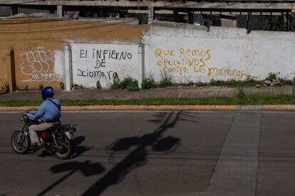 Anti-gang messages written in graffiti, in Tegucigalpa, Honduras.