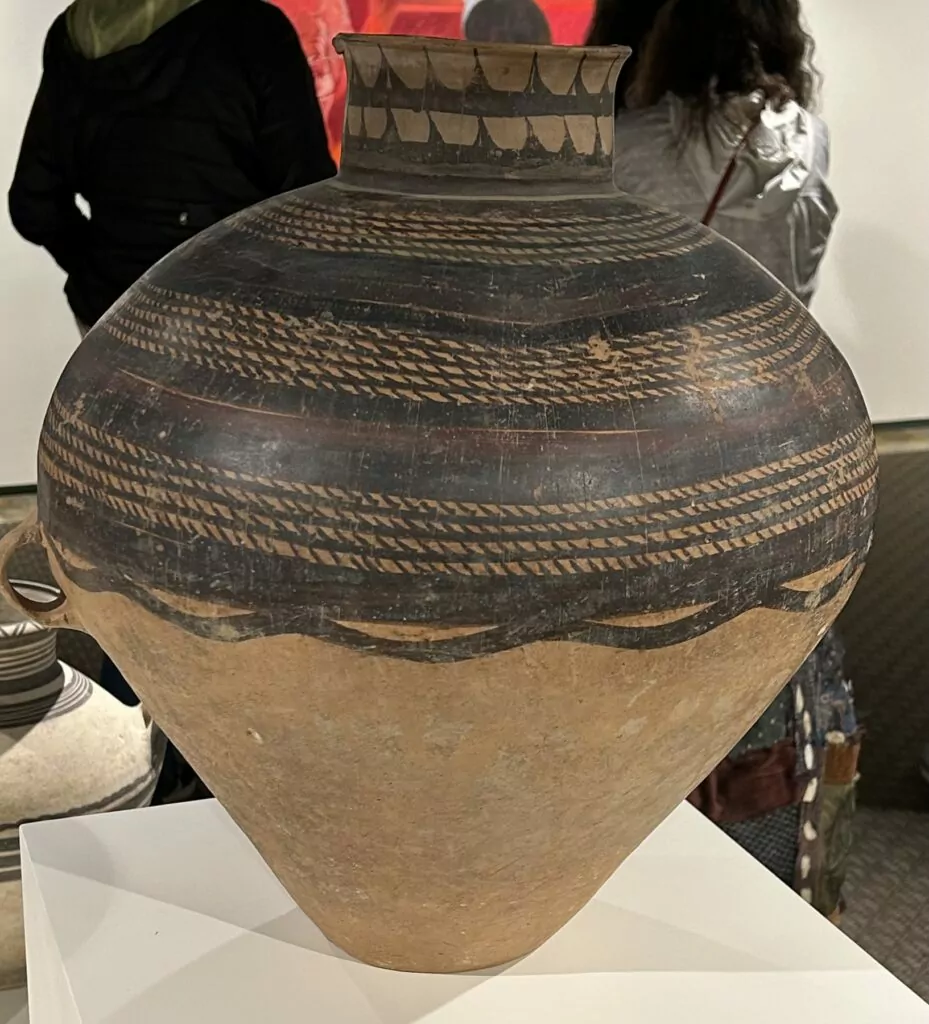 This painted ceramic pot from the Yangshao culture dates from between 3000 and 2000 BCE.