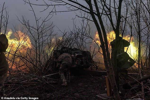 Ukrainian soldiers fire artillery in the direction of Bakhmut, 18 November