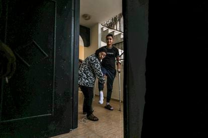 Abdallah Saquer, 14, is helped by his mother Ataf. The young Palestinian was wounded on November 1 by a bullet fired by an Israeli soldier from the wall built in the Aida refugee camp (Bethlehem). 