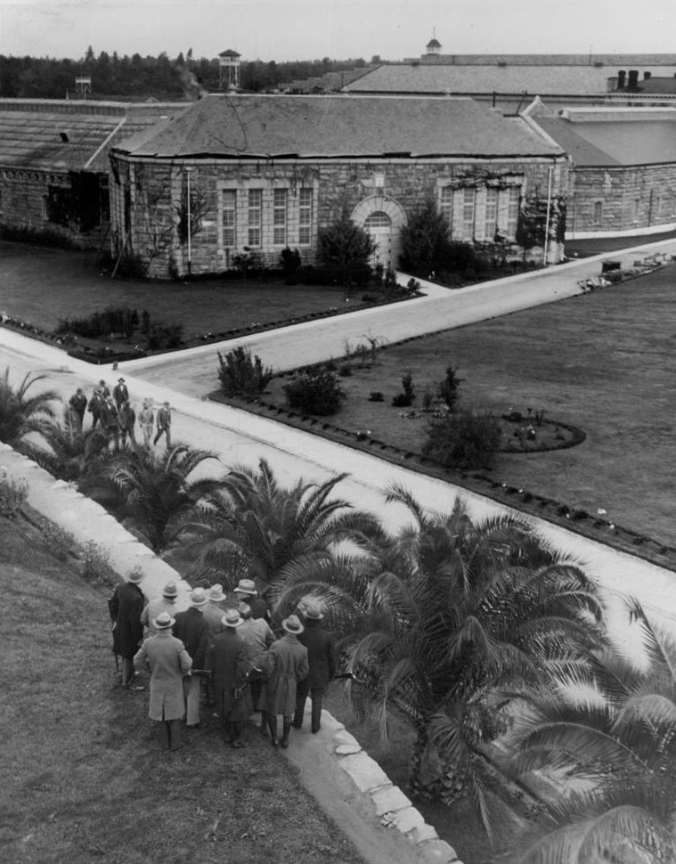 Prison officials look at Folsom prison buildings during the 1927 riot.