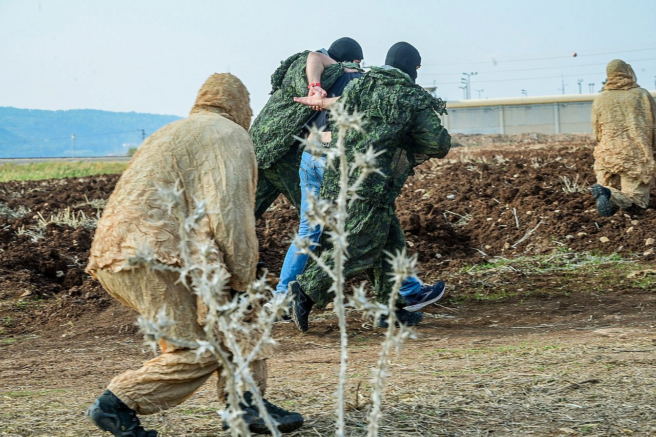 Prison guards take part in an Israel Prison Service drill at Gilboa Prison, northern Israel, December 5, 2022. (Avshalom Sassoni/Flash90)