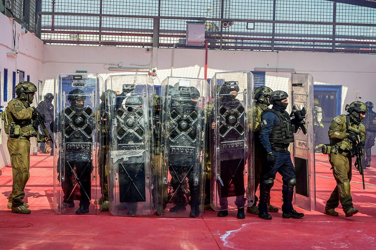 Prison guards take part in an Israel Prison Service drill at Gilboa Prison, northern Israel, December 5, 2022. (Avshalom Sassoni/Flash90)