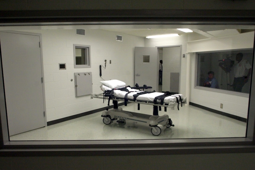 A bed with straps inside an execution chamber