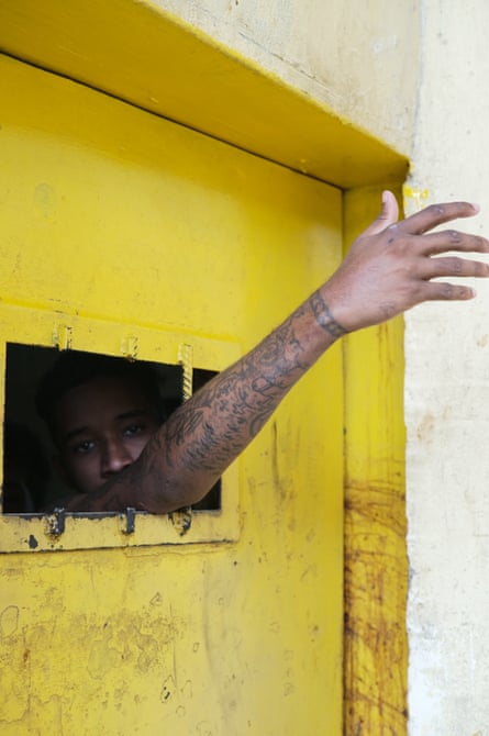 An inmate greets friends from another tower at El Rodeo II El Rodeo, Miranda 2023