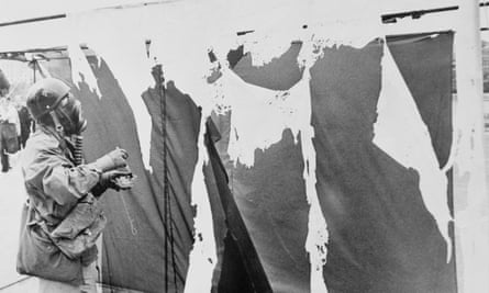 Gustav Metzger destroys nylon canvasses with hydrochloric acid in 1961.