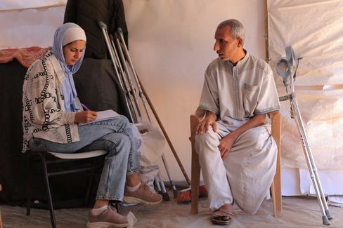 DER SPIEGEL journalist Ghada Alkurd speaking to the released prisoner Abu Salah in the Gaza Strip.