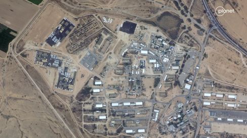 The military base Sde Teiman on September 10, 2023 and on April 18, 2024. Several new buildings were erected.