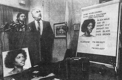 El fiscal del distrito de San Bernardino (izquierda) y el sheriff Floyd Tidwell presentan las fotografías de Kevin Cooper el 9 de junio de 1983.