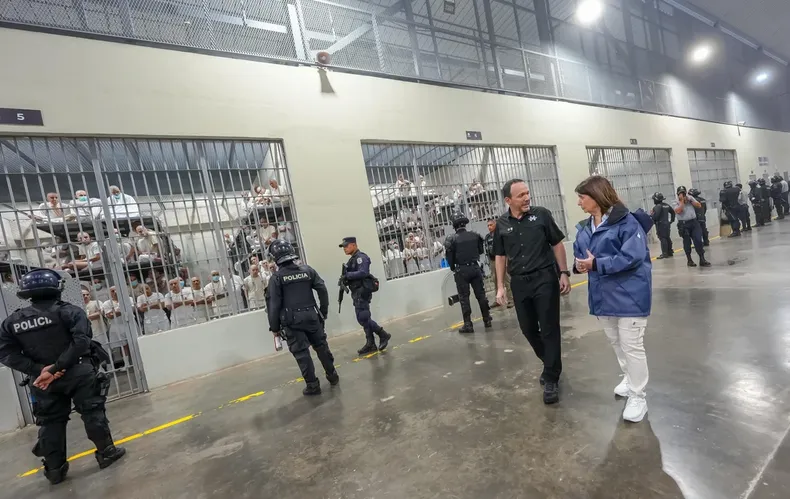 Argentina's Security Minister Patricia Bullrich visited the Terrorism Confinement Center in El Salvador, which she considers a model to follow. Credit: Presidencia de El Salvador