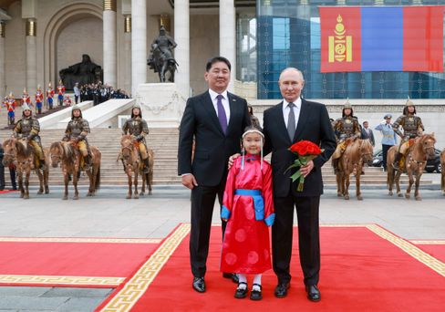 Russian President Vladimir Putin with Mongolian President Ukhnaagiin Khurelsukh in Ulaanbaator.