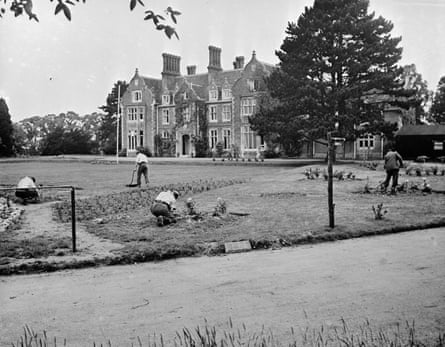 prisoners working on the gardens outside Grendon Hall in 1953