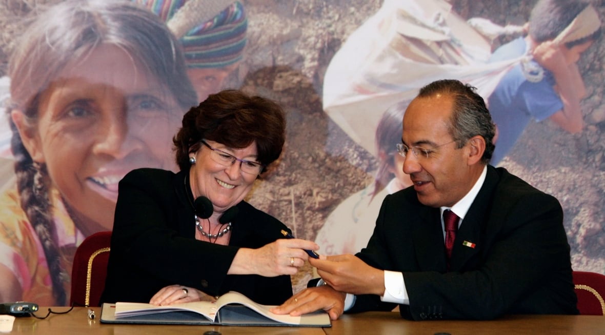 U.N. High Commissioner for Human Rights Louise Arbour (L) and Mexico's President Felipe Calderon smile as they sign human rights agreements 